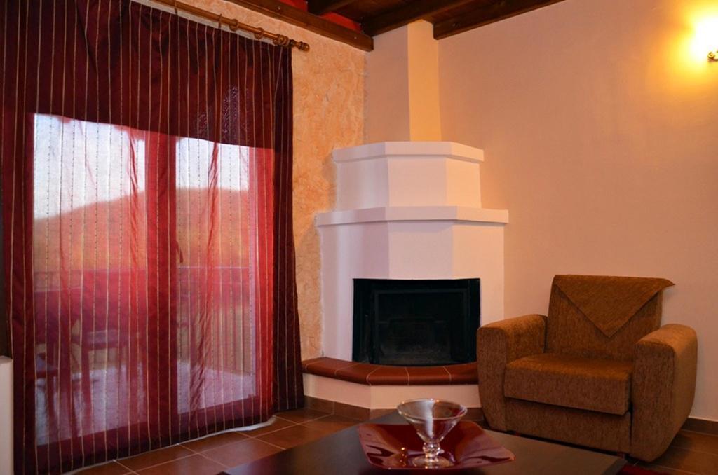 Hotel Prasino Horio Arnaía Habitación foto